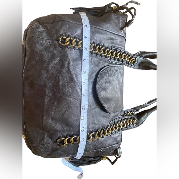 NAN black shoulder bag. Very roomy to hold a lot all hardware in good shape - Picture 7 of 16